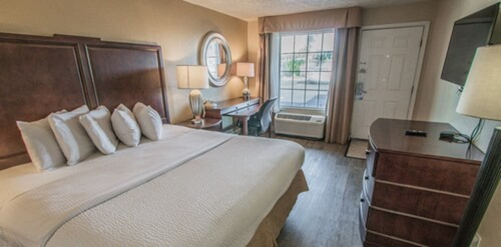 Фото Days Inn by Wyndham Fort Walton Beach