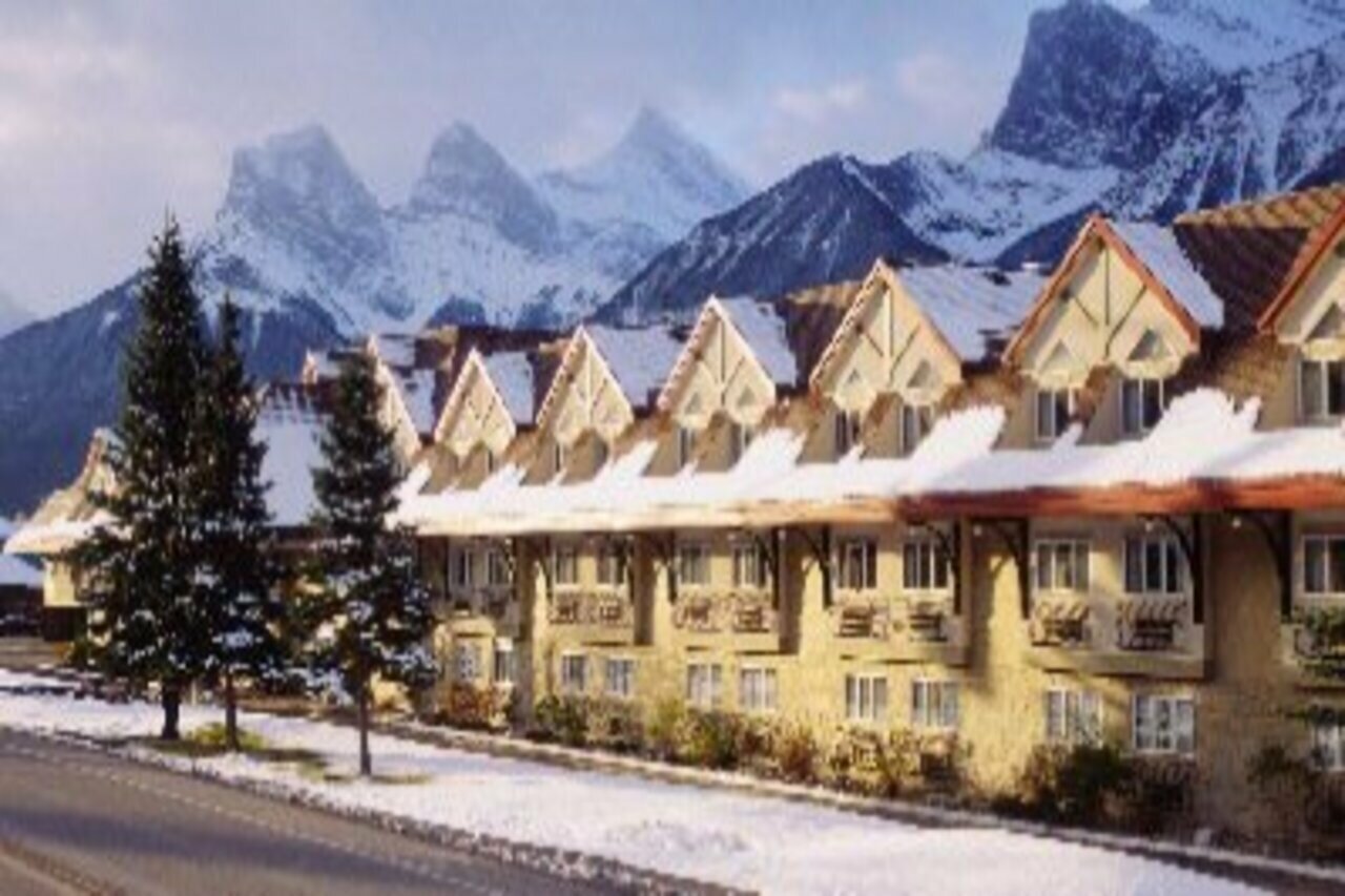 Фото Canmore Inn & Suites