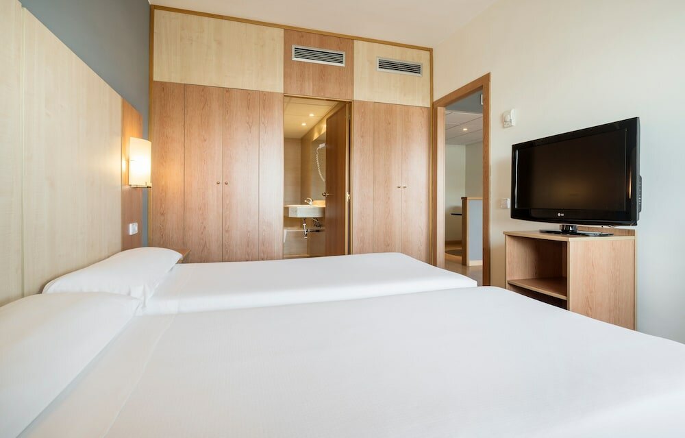 Фото Hotel Ilunion Romareda