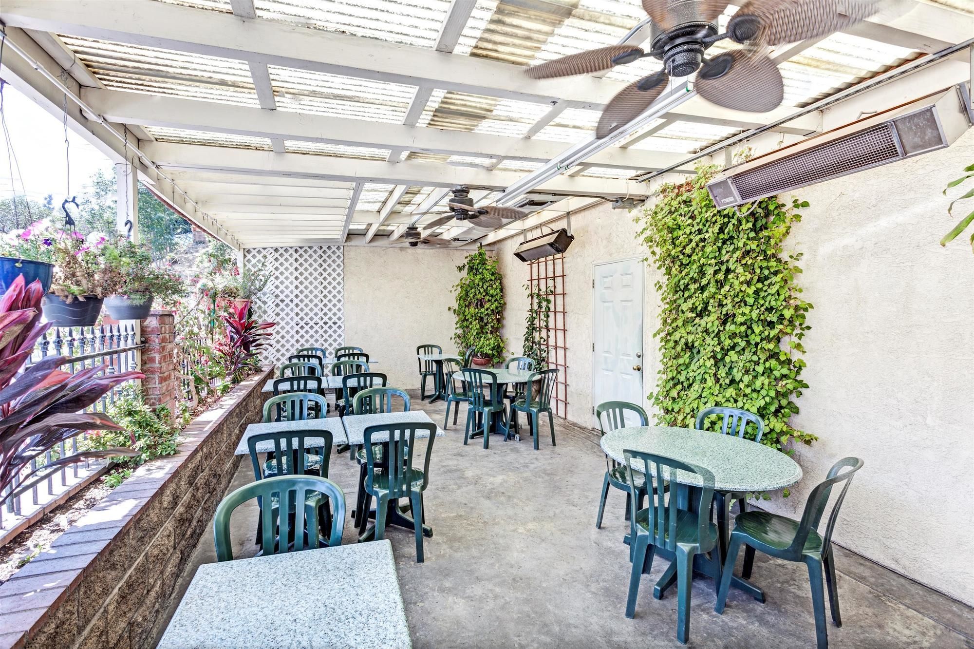 Фото Vantage Point Inn Woodland Hills