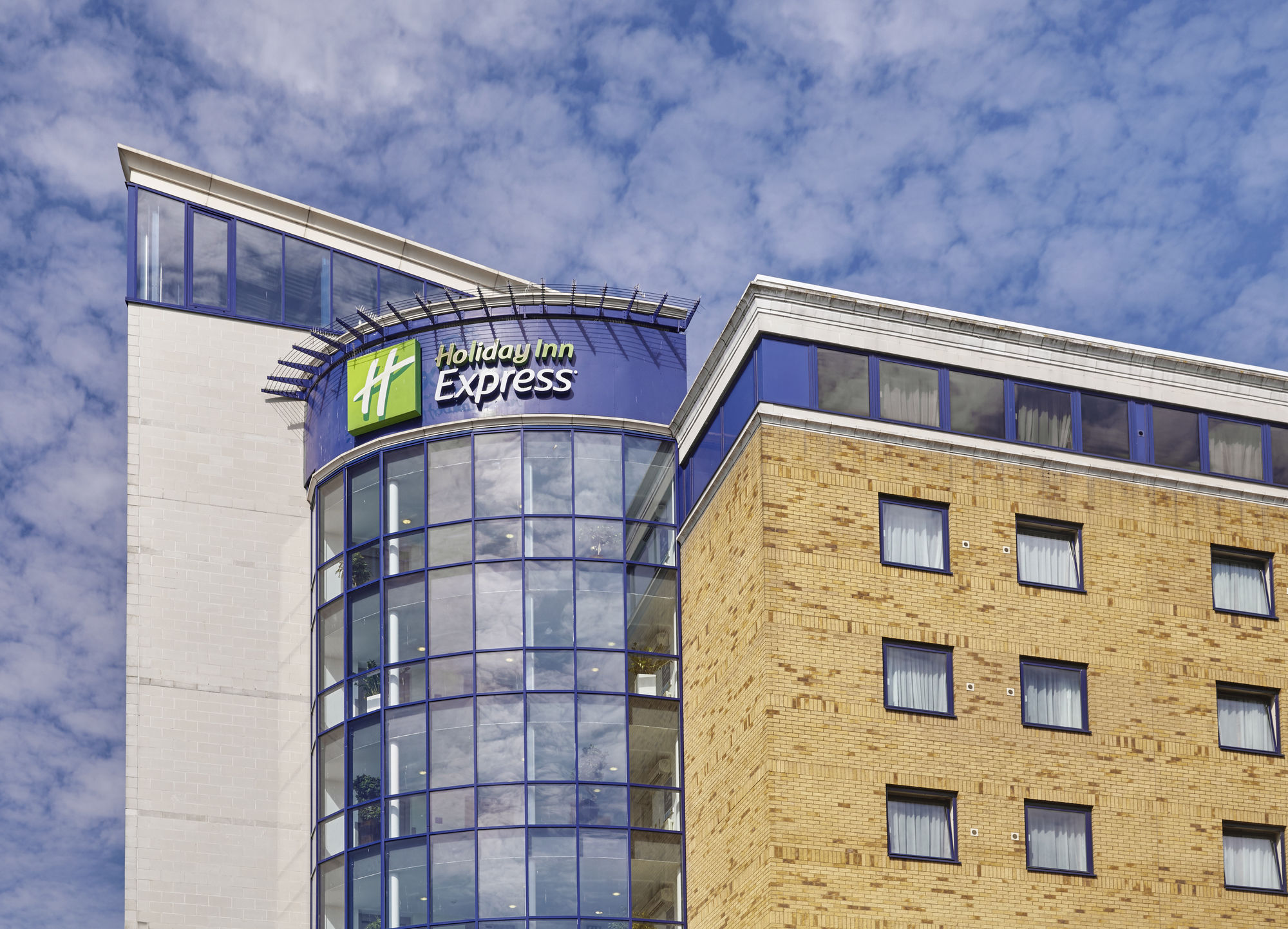 Фото Holiday Inn Express London - Newbury Park, an Ihg Hotel