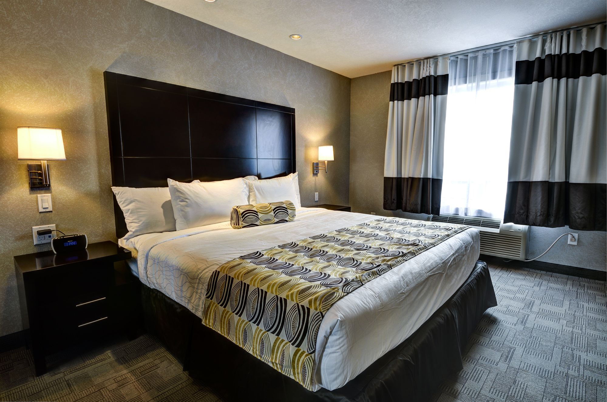 Фото Home Inn & Suites Swift Current
