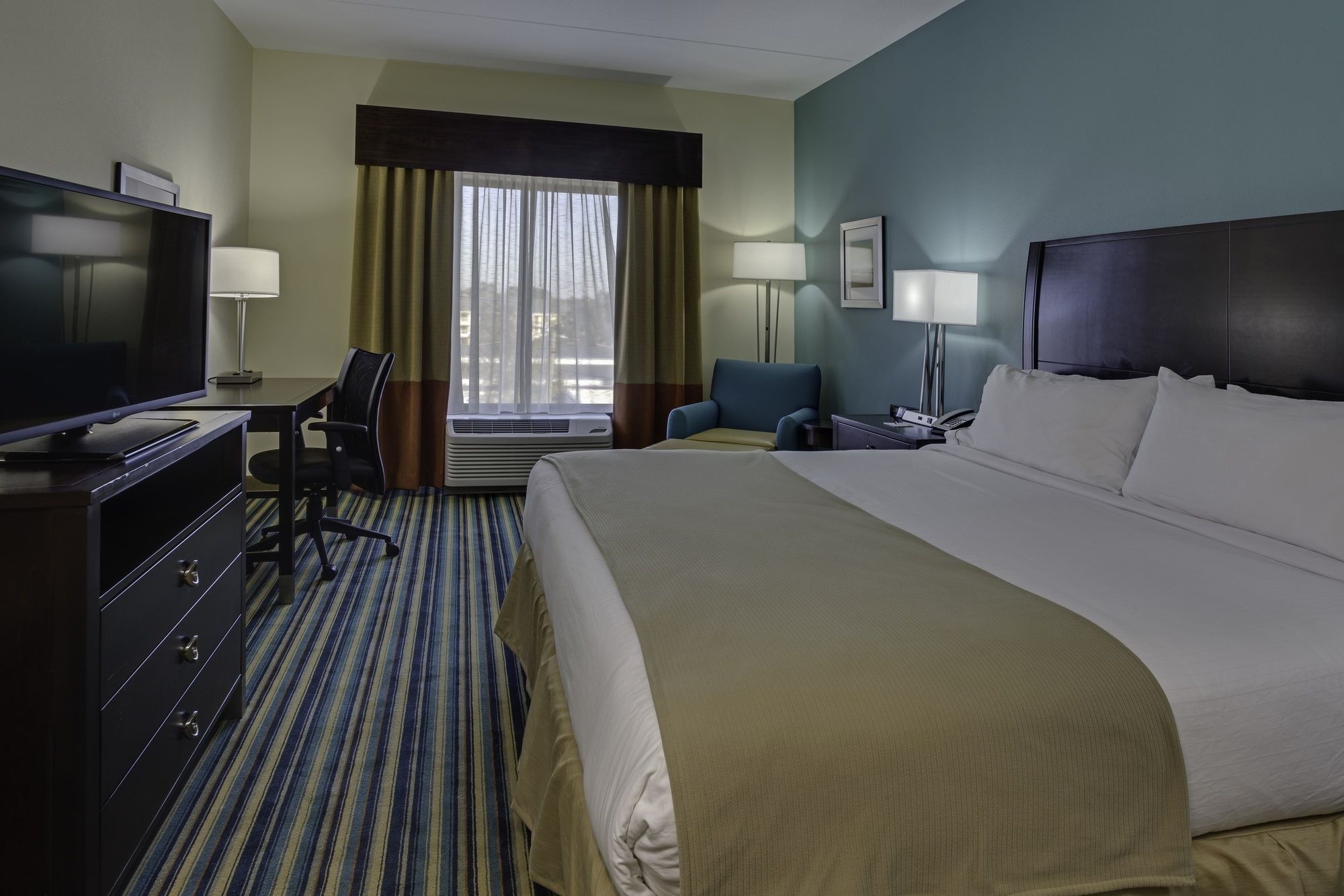 Фото Holiday Inn Express & Suites Orlando East - Ucf Area, an Ihg Hotel