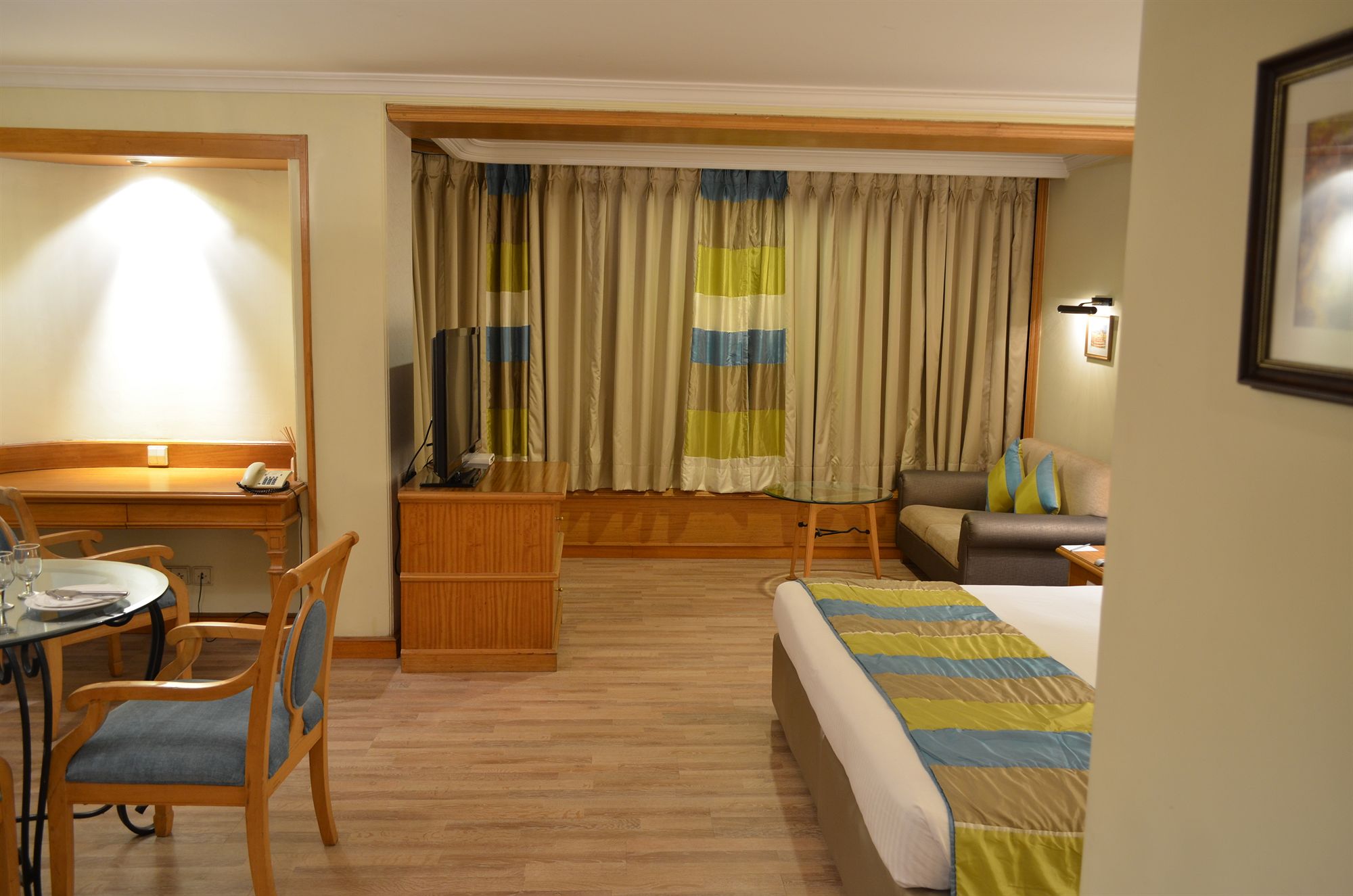 Фото The Maya Hotel