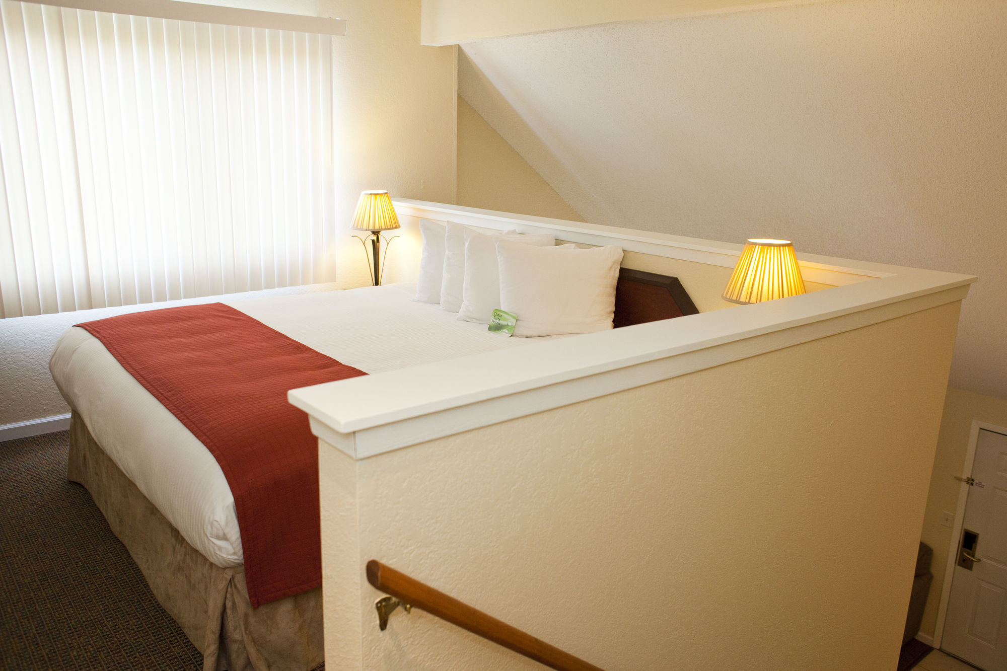 Фото Cloverleaf Suites Kansas City - Overland Park