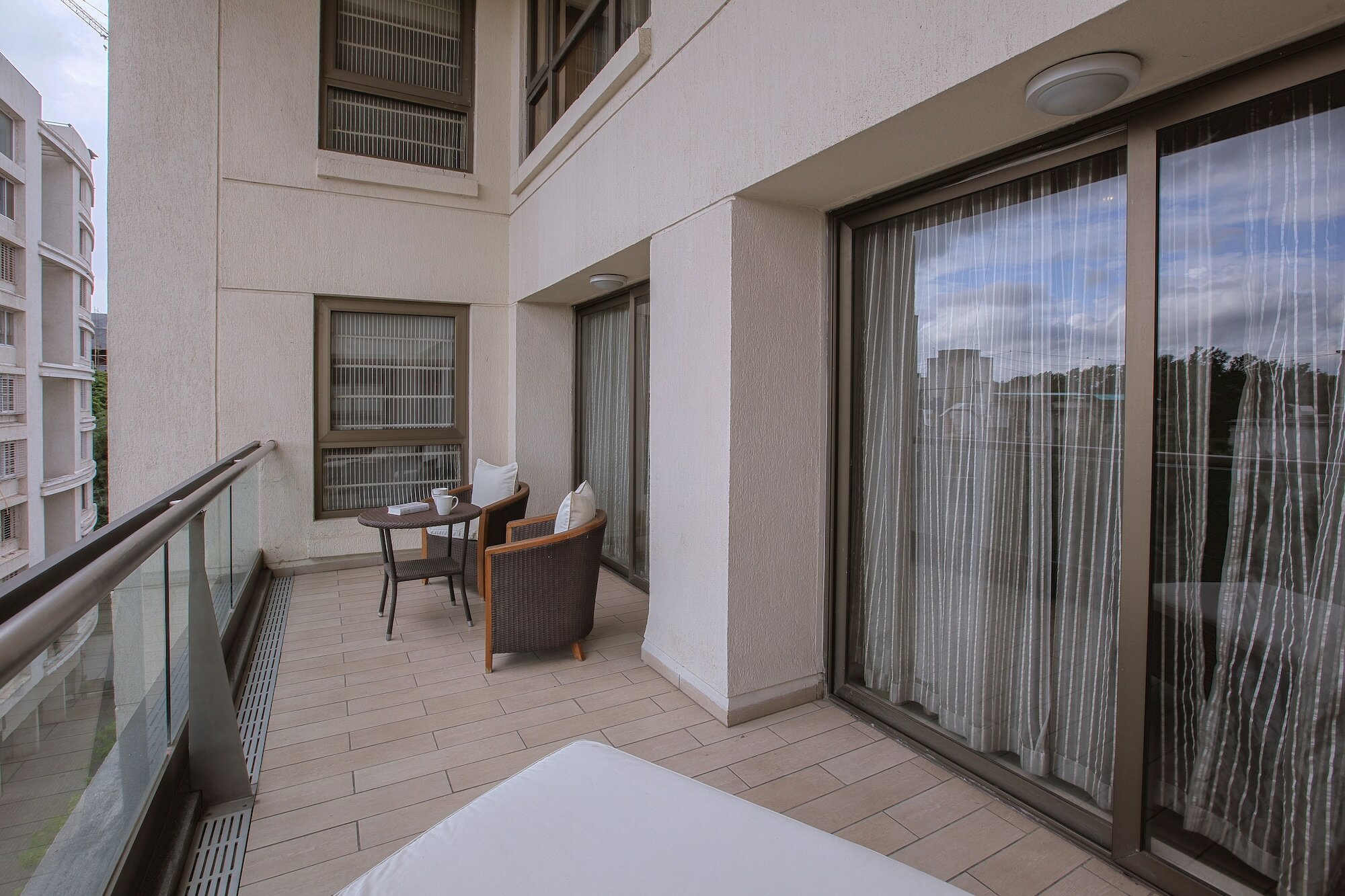 Фото Oakwood Residence Naylor Road Pune