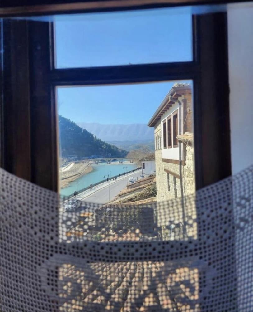 Фото White House Berat