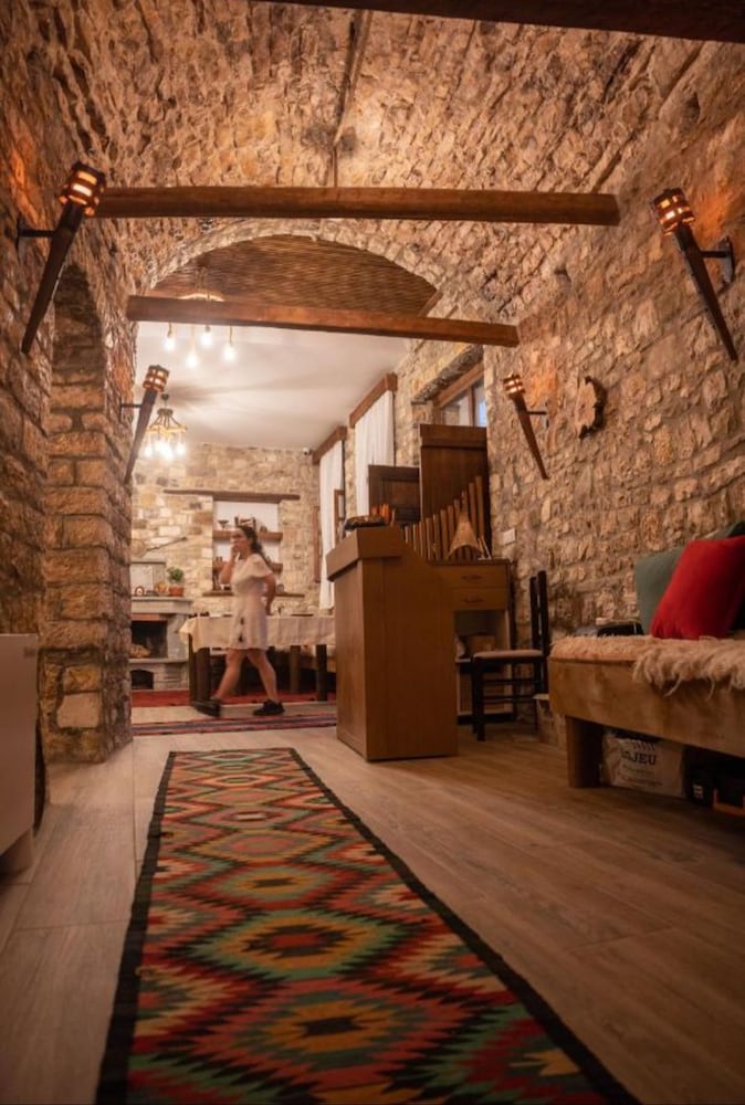 Фото Hotel Kapllani