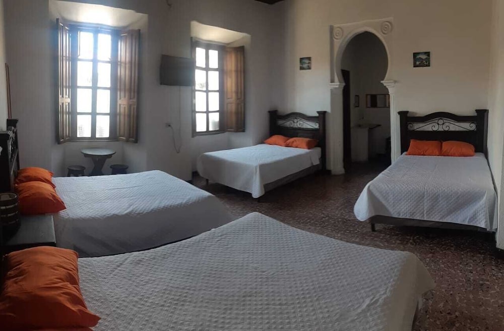 Фото Feathers Hotel and Lounge - Hostel