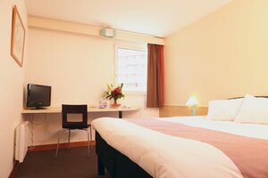 Ibis St Etienne Gare Tgv (Auvergne-Rhône-Alpes, Loire, Arrondissement de Saint-Étienne, Saint-Étienne, Square de Stalingrad), hotel