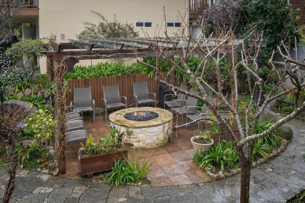 Фото Vendange Carmel Inn & Suites