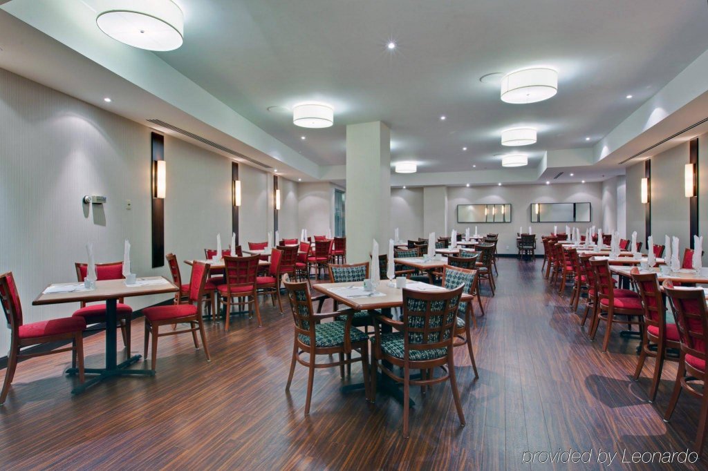 Фото Holiday Inn Laval Montreal