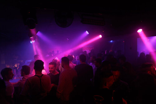 Жас қыздар желіде еркектермен жыныстық қатынасқа түседі