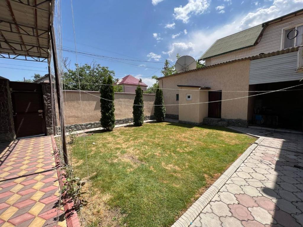 Фото Family Guest House & Hostel