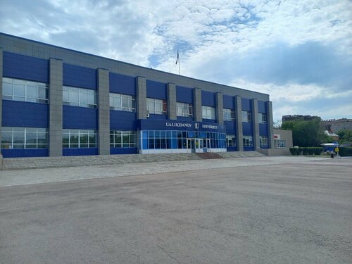 Қыз өзінің жалаңаш екенін байқамай қалды.