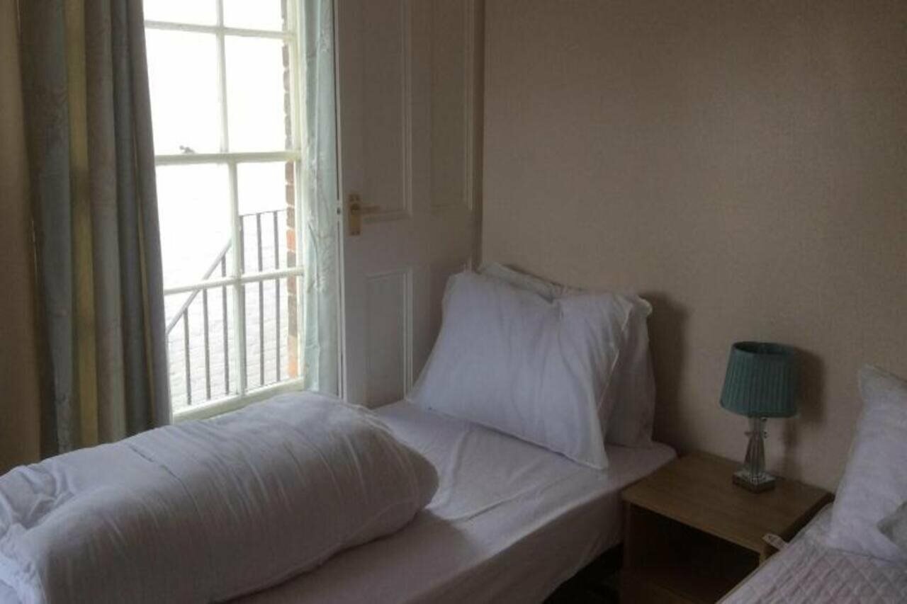 Фото Corner House Hotel