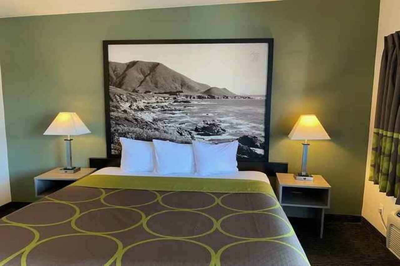 Фото Super 8 by Wyndham Monterey