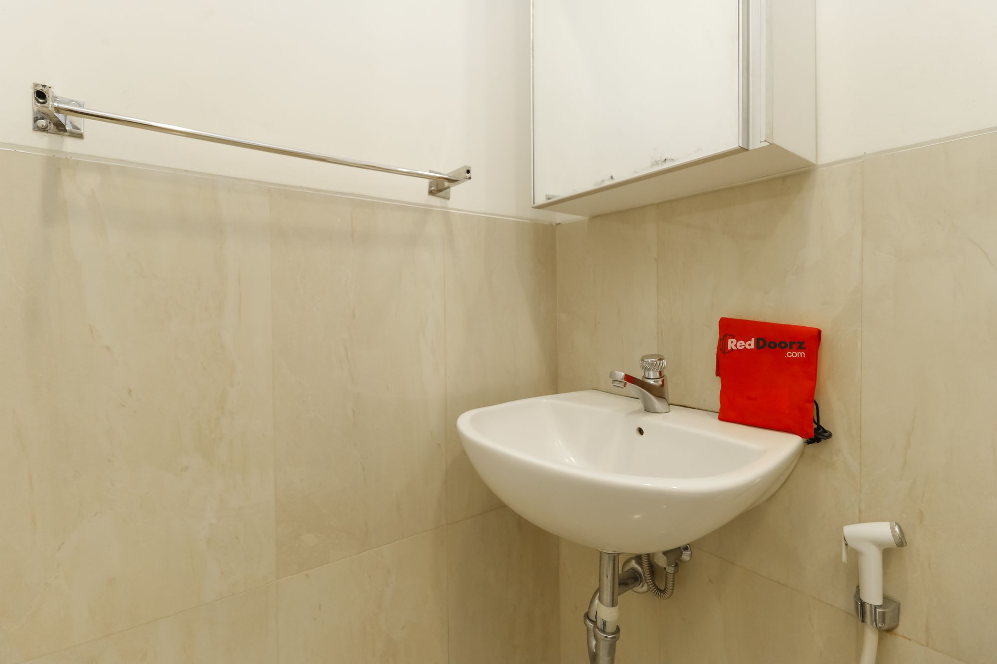 Фото RedDoorz Plus @ Tendean