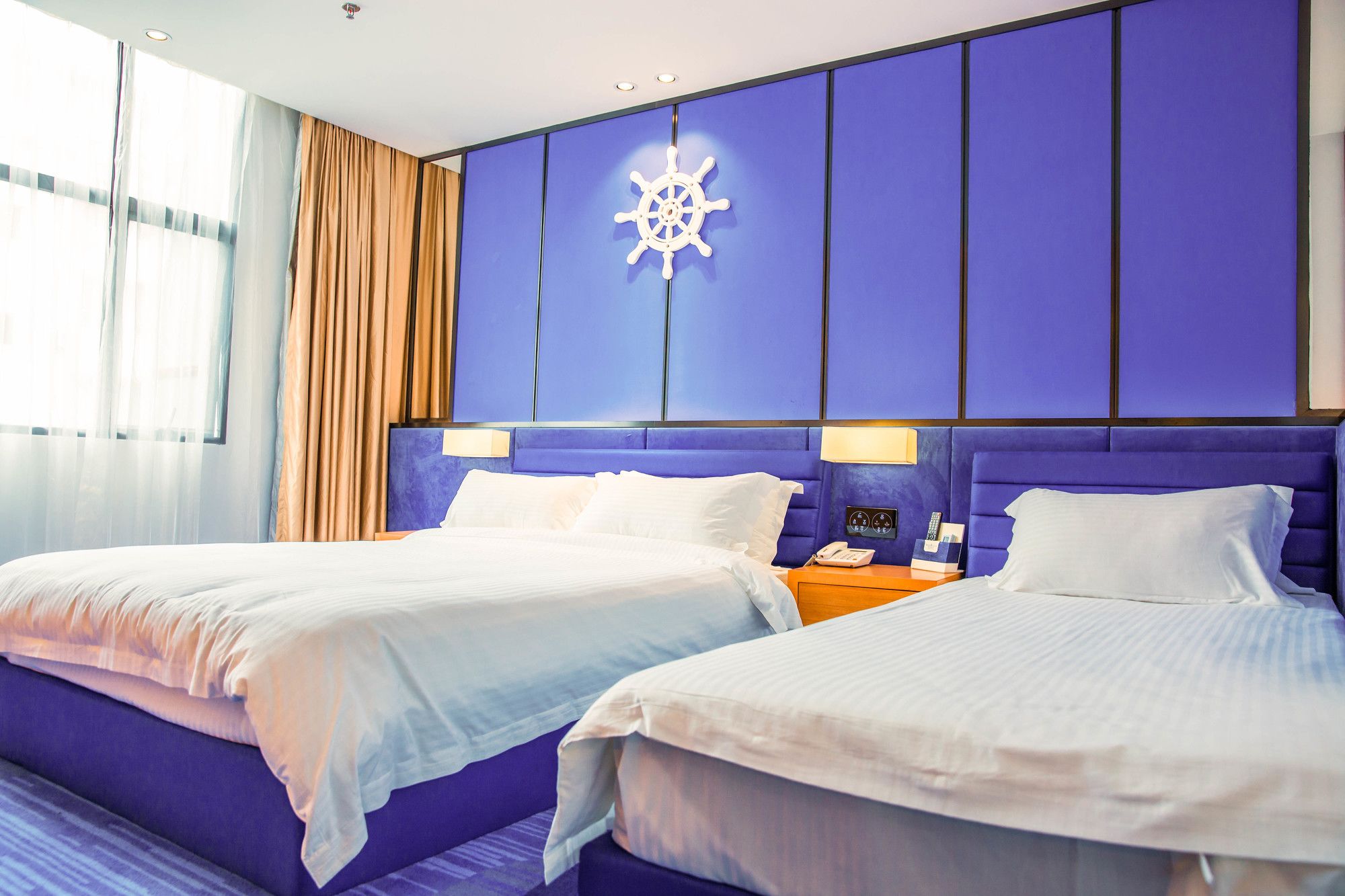 Фото The Harbour Hotel