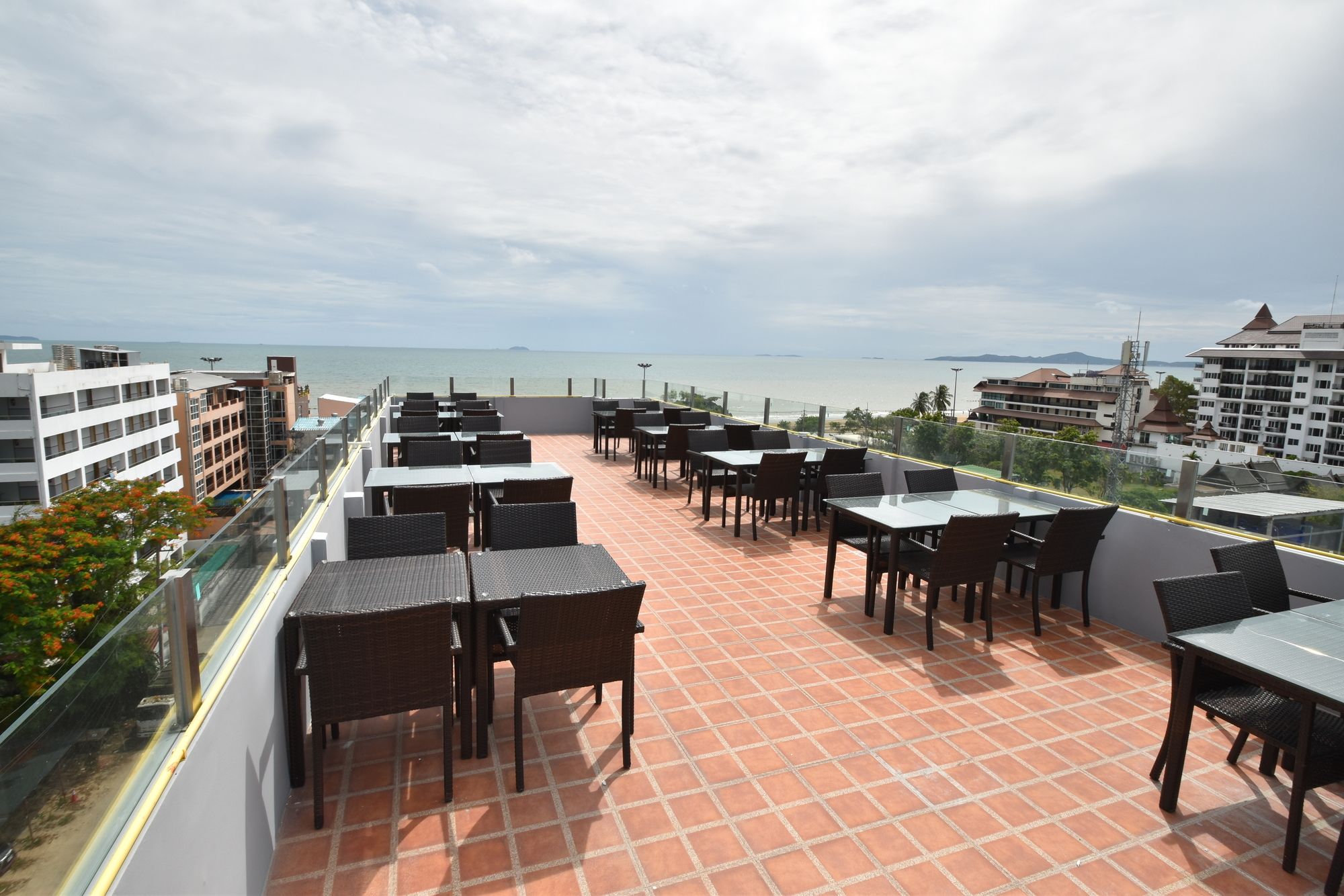 Фото Golden Jomtien Beach Hotel