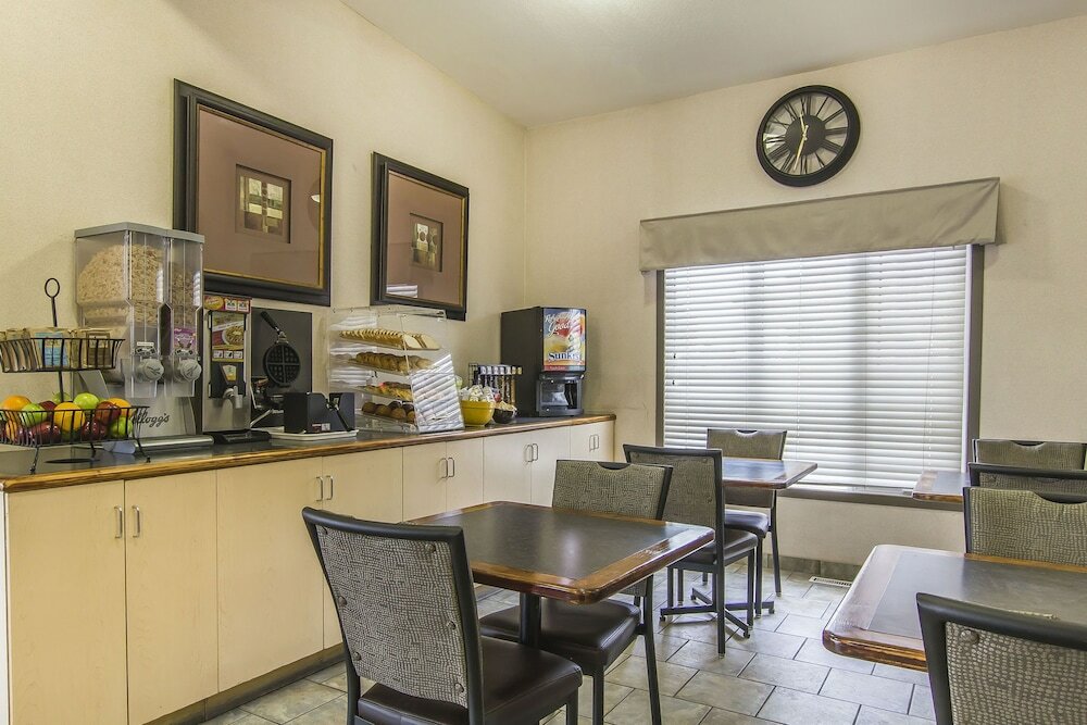 Фото Econo Lodge Inn & Suites Lethbridge