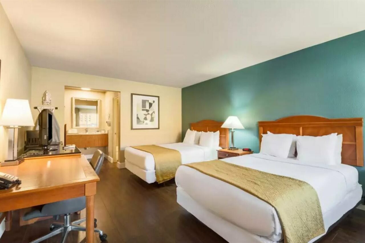 Фото Rodeway Inn Portland Airport Hotel