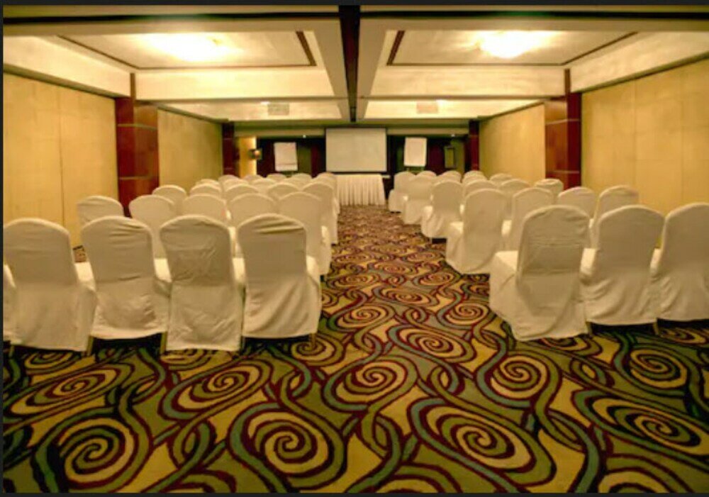 Фото Peninsula Grand Hotel