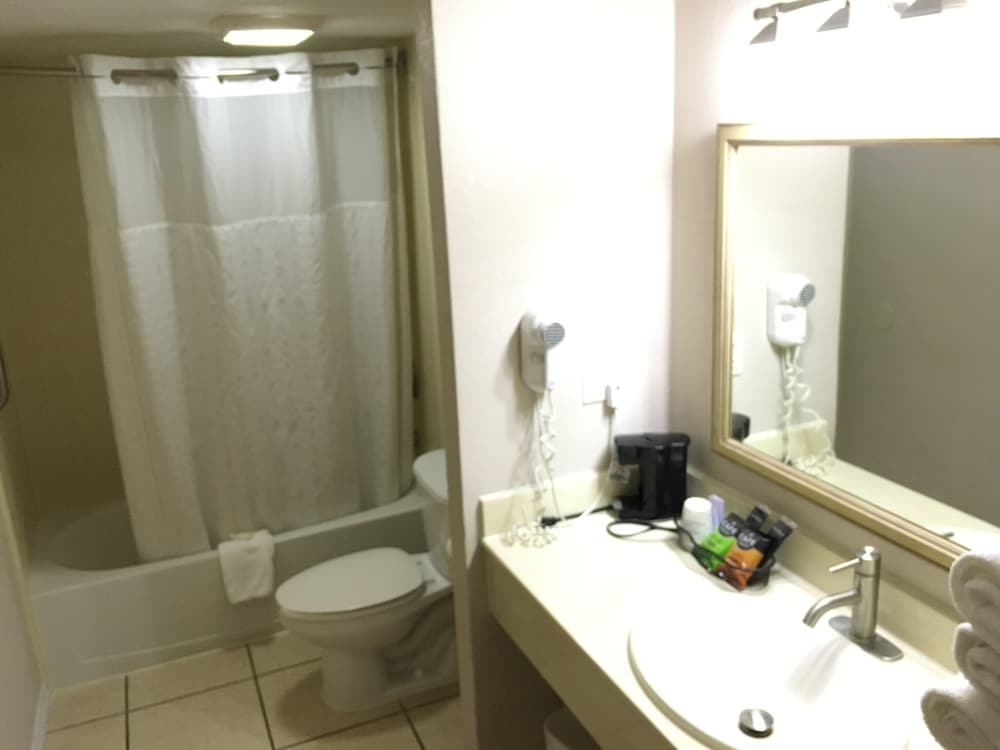 Фото Days Inn & Suites by Wyndham Tampa near Ybor City