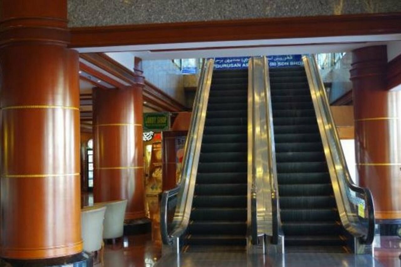 Фото The Centrepoint Hotel