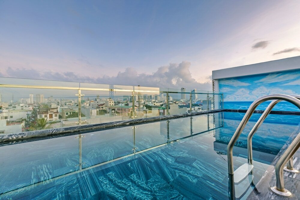 Фото Lyn's Hotel & Apartment