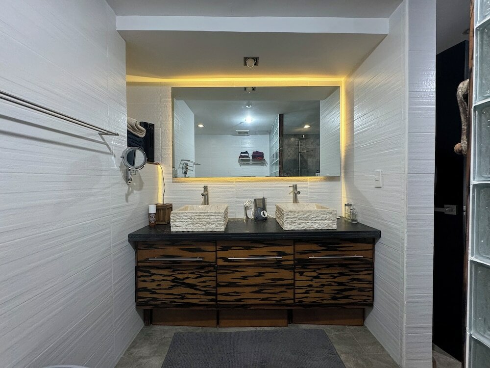 Фото Three bedroom with Balcony in Makati