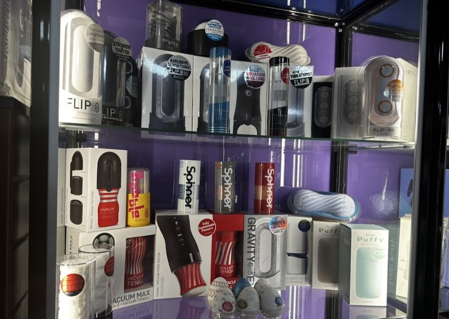 Әдемі аққұбаны қара жігіттер қаптай алады