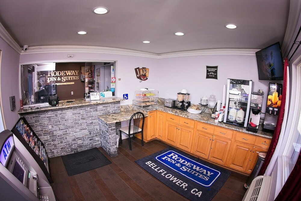 Фото Rodeway Inn & Suites