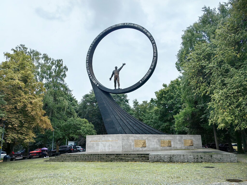 Жанровая скульптура Покорителям ближней Вселенной, Калининград, фото