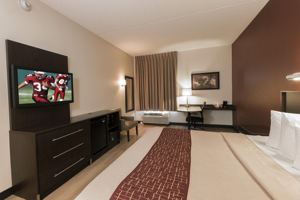 Фото Red Roof Inn Plus+ Long Island - Garden City