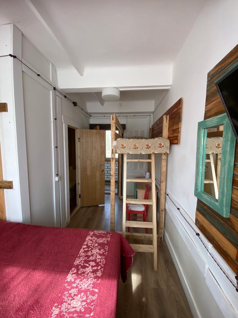 Фото Каморка с Лежанкой у окна