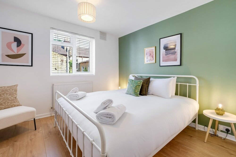 Фото Luxury 3 Bedroom 2 Bathroom House Fulham