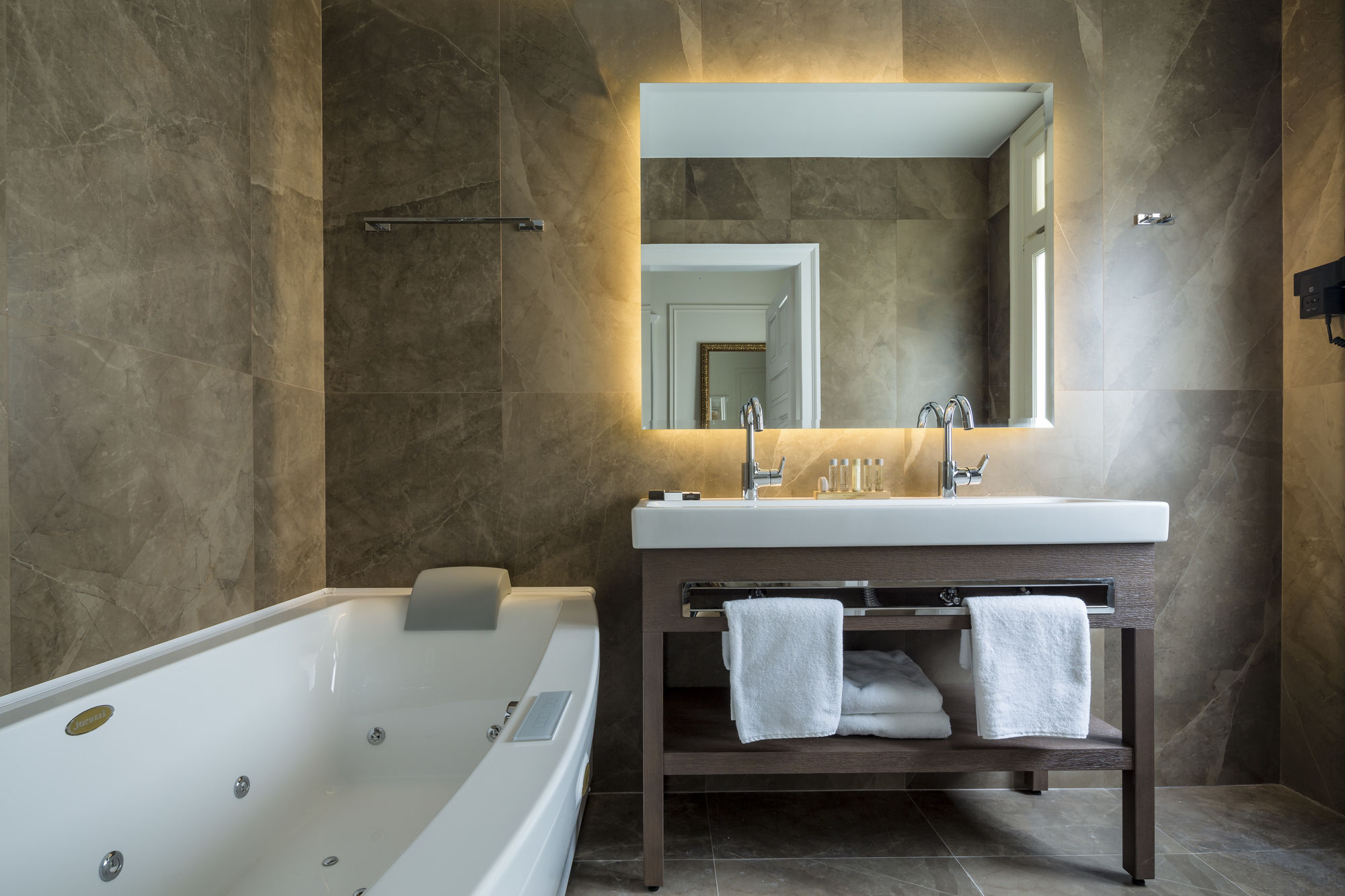 Фото 3Sixty Hotel & Suites