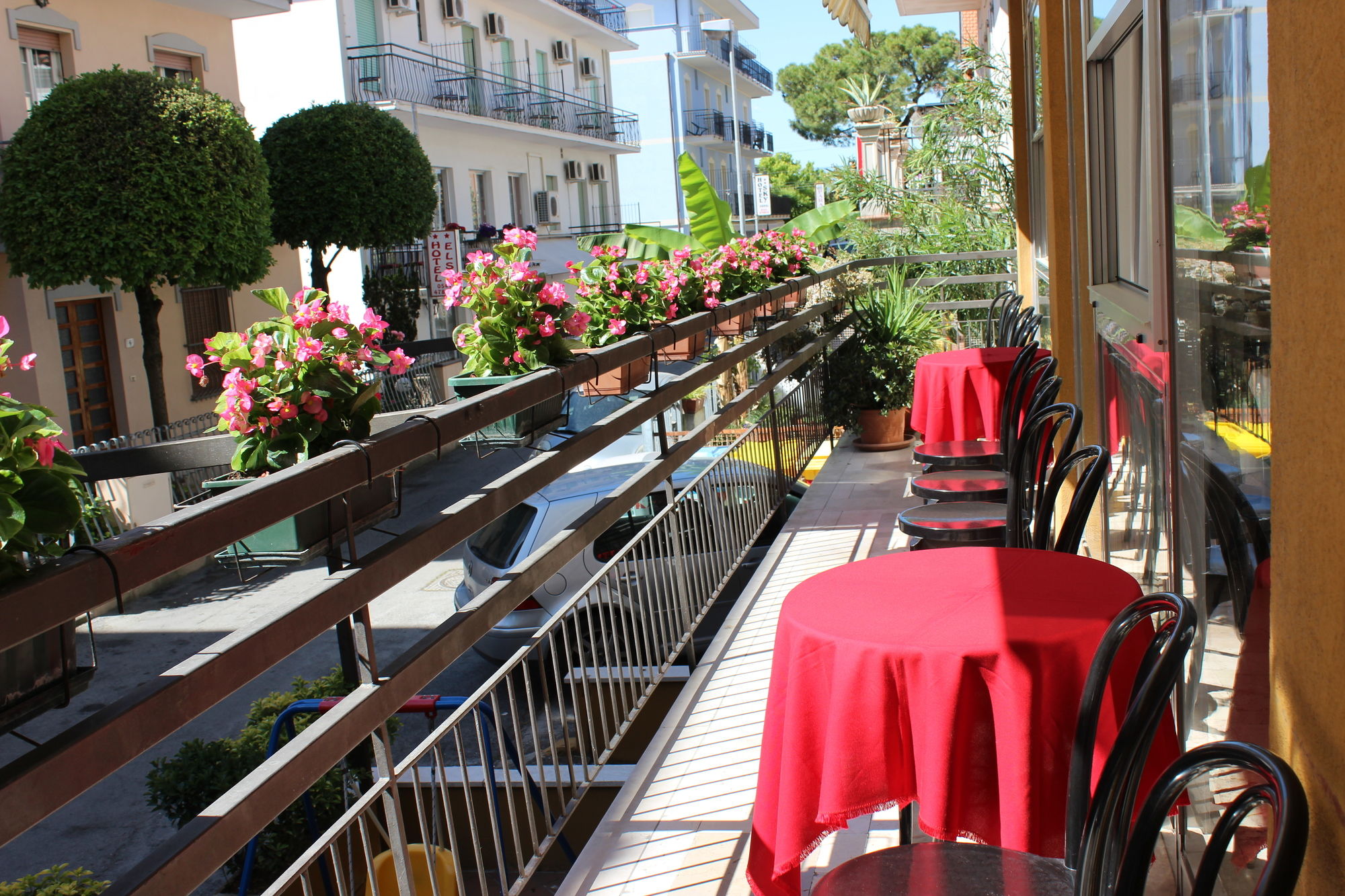 Фото отеля 2