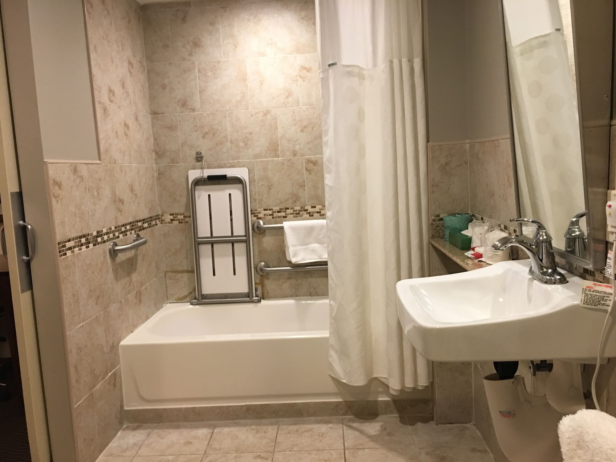 Фото Ramada by Wyndham Rockville Centre