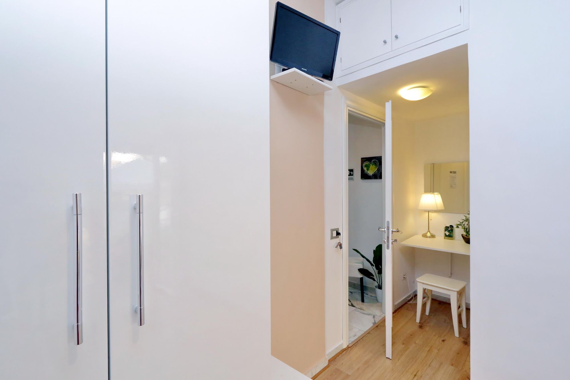 Фото  Pinidiroma Rooms and Suites