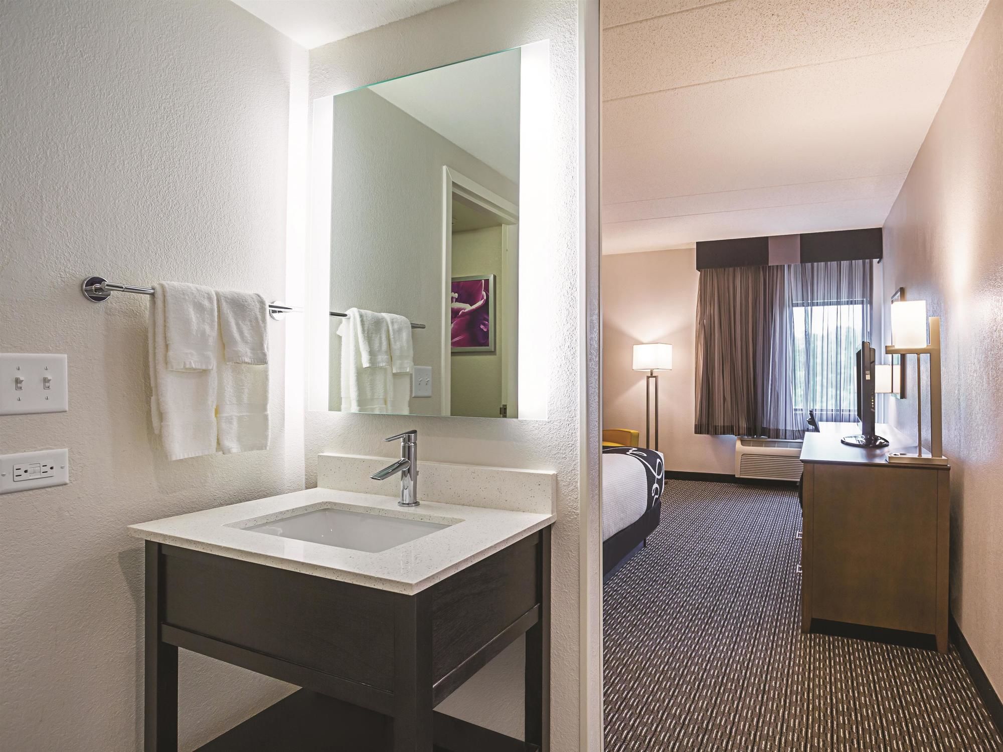 Фото La Quinta Inn & Suites by Wyndham Baltimore N White Marsh