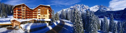 Внешний вид отеля Carlo Magno Hotel SPA Resort в Пинцоле, фото 1