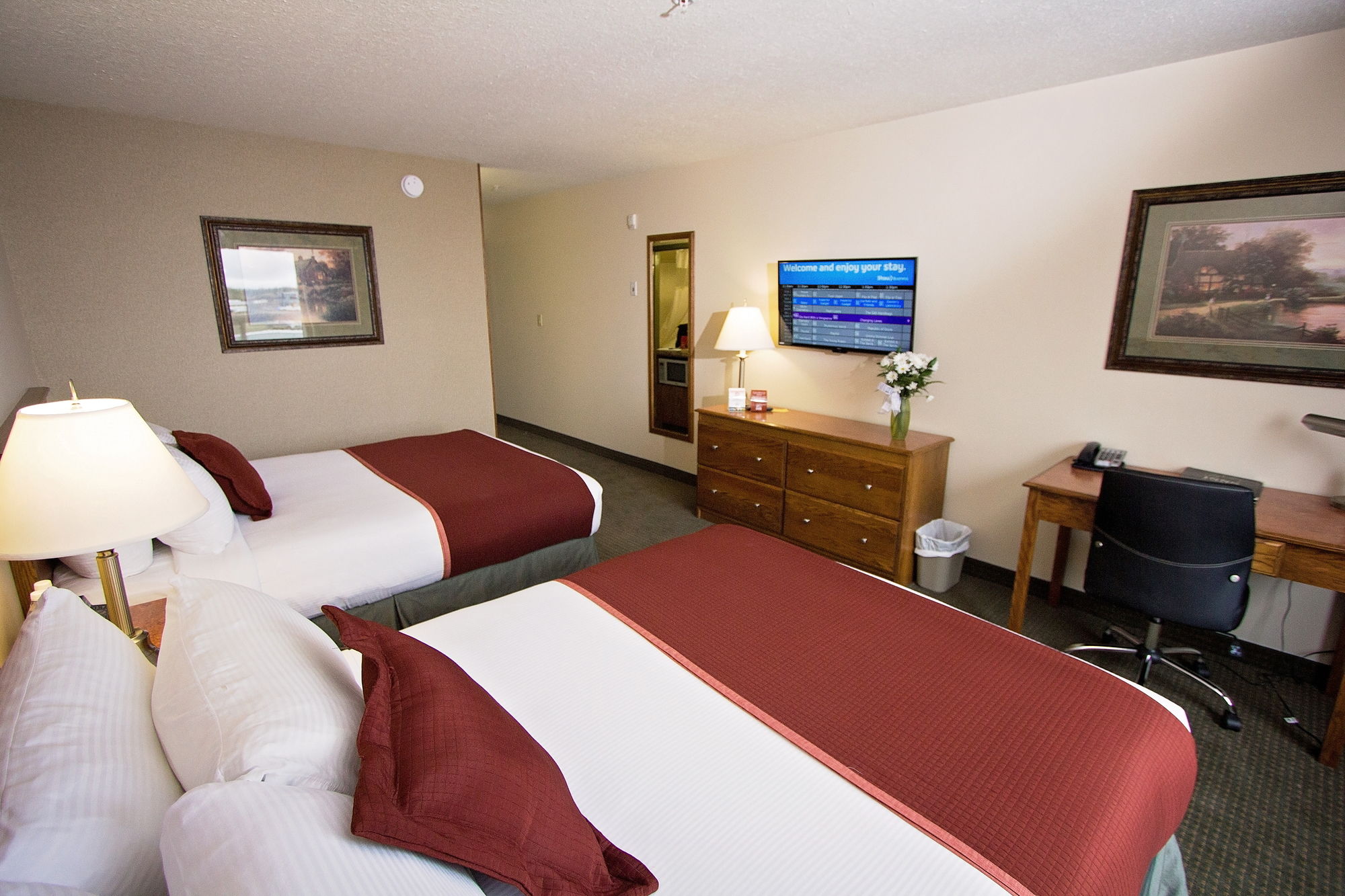 Фото Service Plus Inns & Suites Drayton Valley