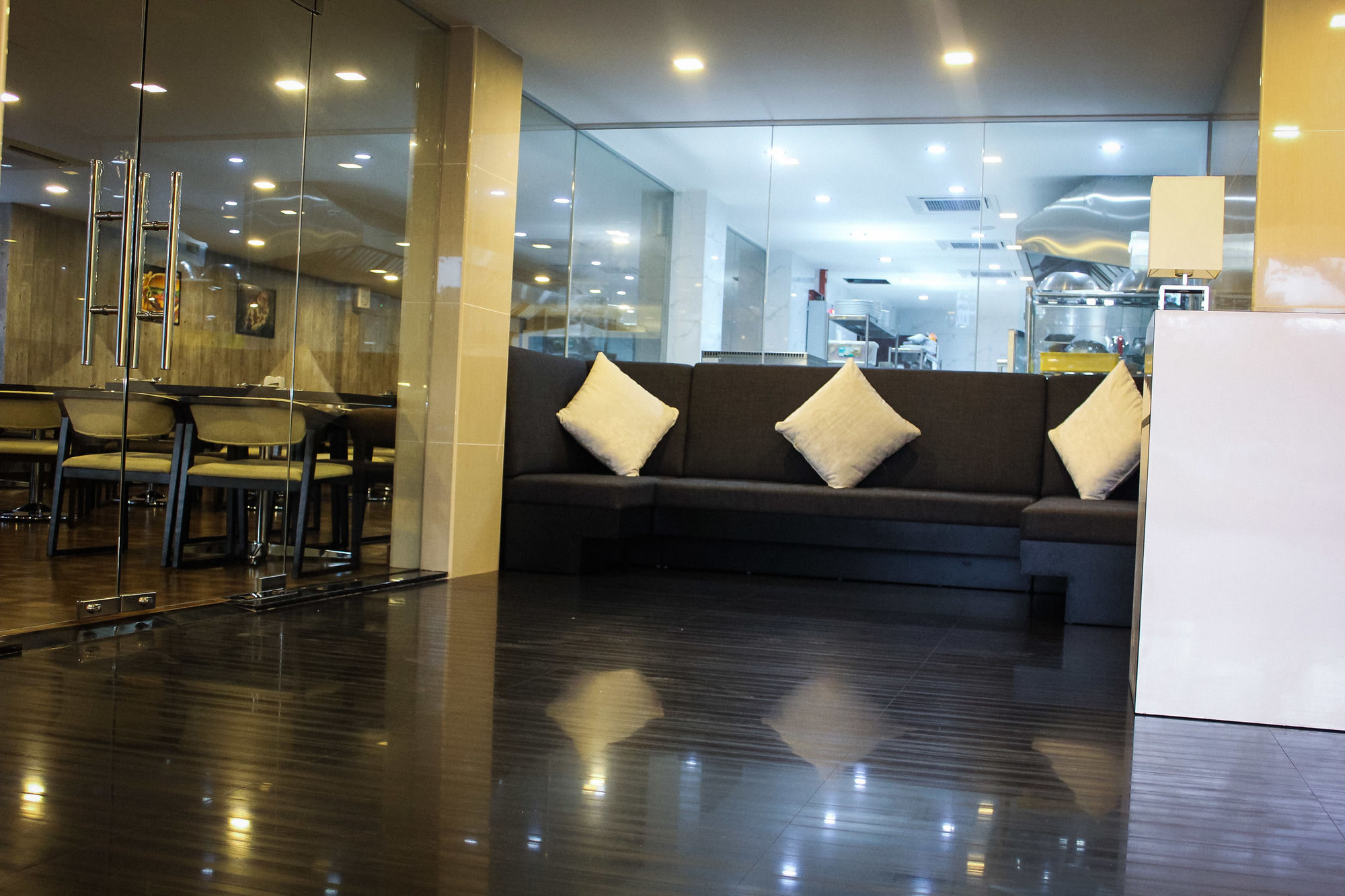 Фото Royce Hotel