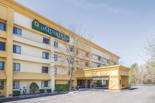 Гостиница La Quinta Inn & Suites by Wyndham Hartford - Bradley Airport