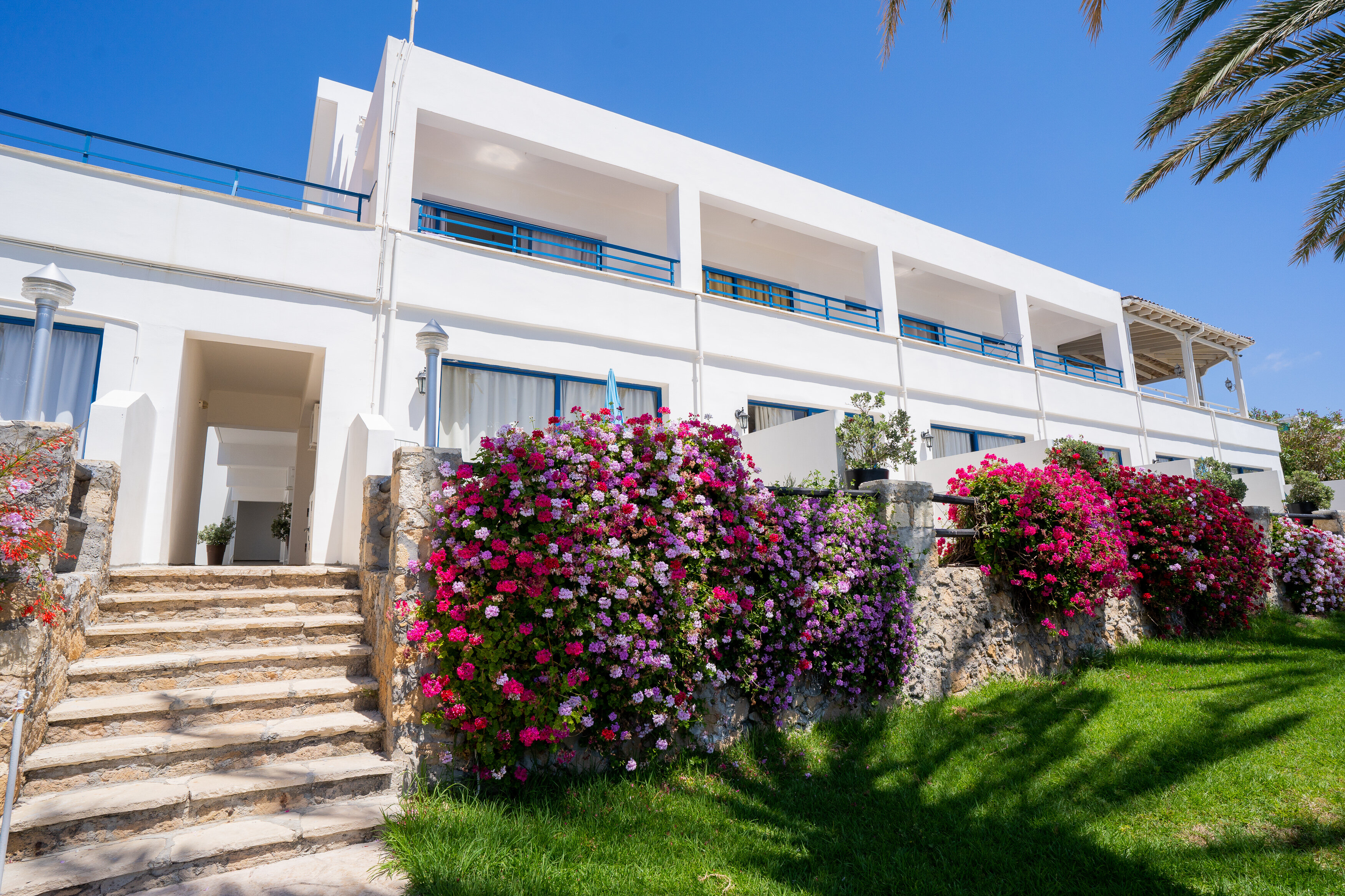 Фото Vrachia Beach Hotel & Suites - Adults only