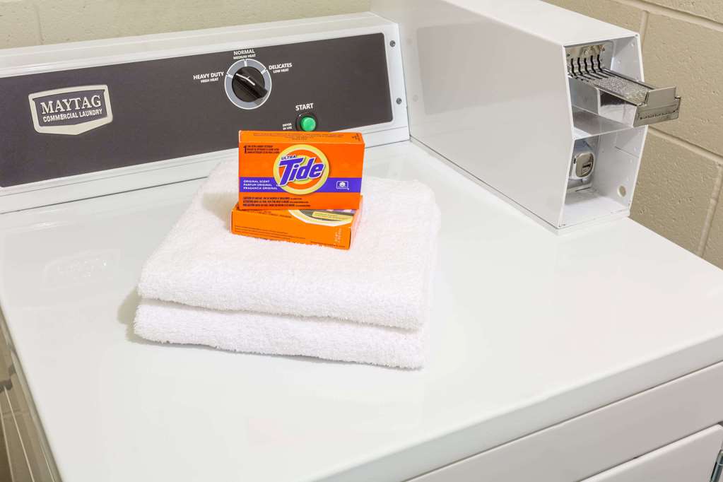 Фото Knights Inn Toronto East