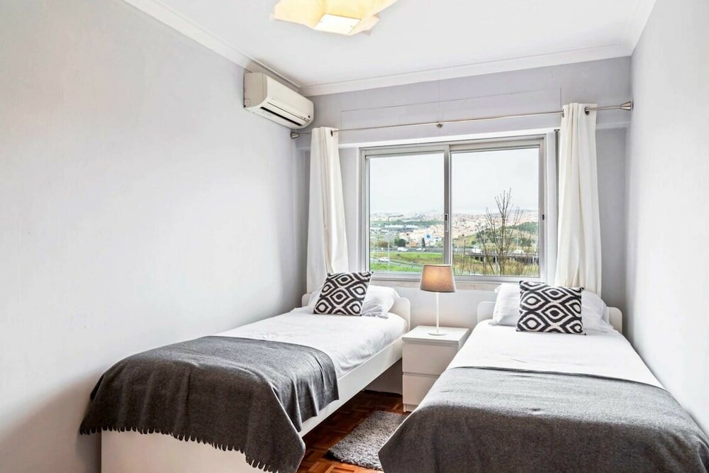 Фото Large Contemporary 3 Bedroom Apartment