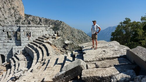 Некеде тұрған екі ресейлік жұптың жыныстық қатынасқа түскенін көріңіз
